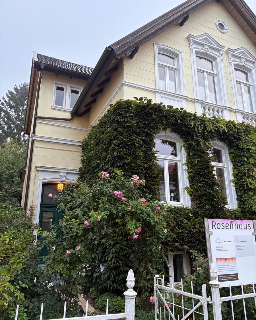 Das Rosenhaus in Oldenburg von außen, mit Rosen am Eingang